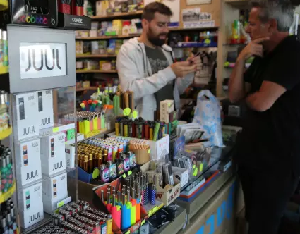 Juul, the Hit E-cigarette, Debuts in Israel With No Restrictions on Sales.png