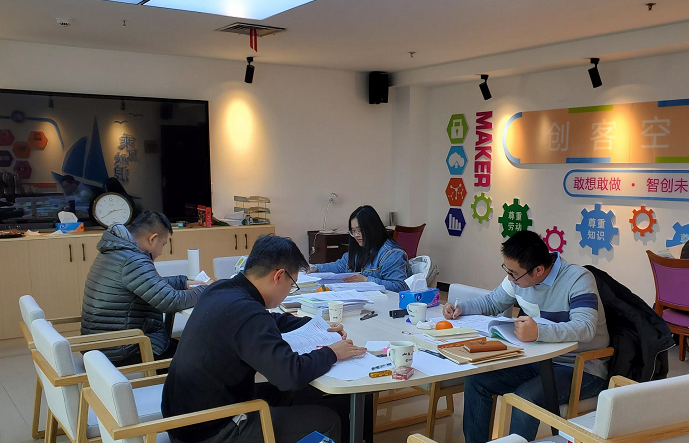 青年员工在青年创新工作室集中学习讨论  广西崇左市烟草专卖局供图.png