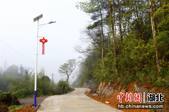 扩建的村级公路 杨秀明供图