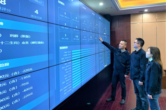 图为九江市局专卖人员在数据大屏前分析异动数据